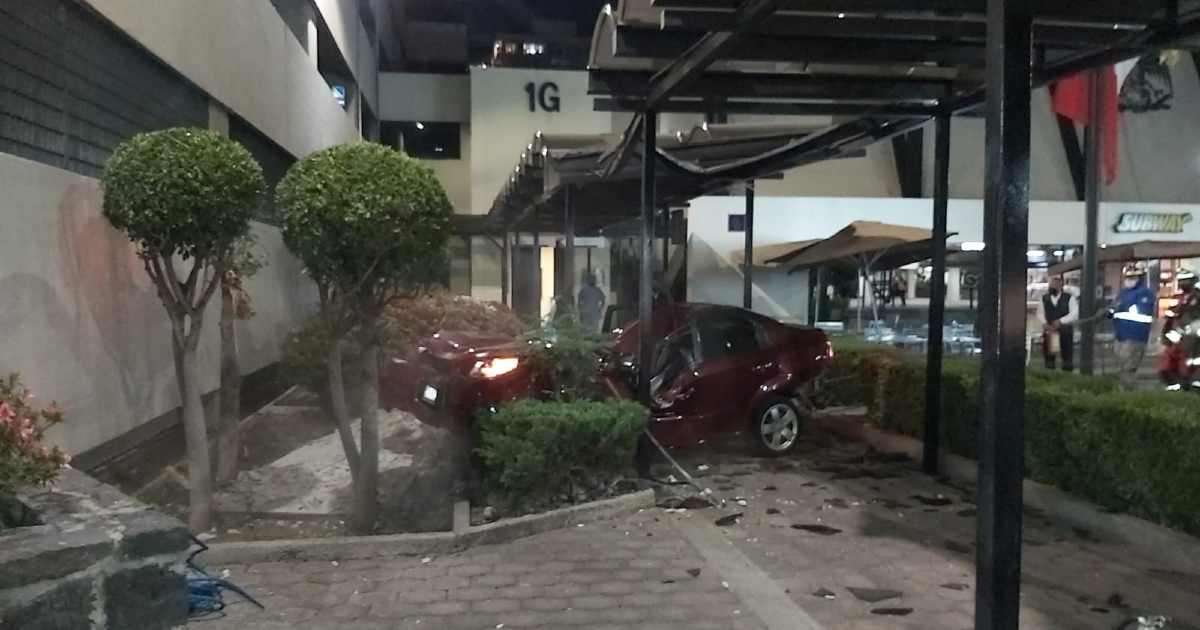 Auto cae desde tercer piso de estacionamiento de universidad privada en ...