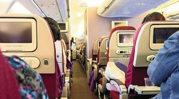 En pleno vuelo, mujer corre desnuda en avión y asegura que hay explosivos a bordo