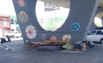 Viralizan recámara de indigente bajo un puente por limpia y ordenada