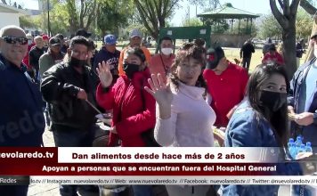 Llevan pozole y ‘quequitos’ a personas frente al Hospital General (VIDEO)
