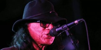 Muere el cantautor Sixto Rodríguez, protagonista del documental “Searching For Sugar Man”