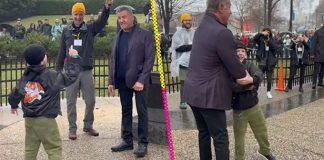¡Un verdadero ídolo! Sylvester Stallone revive icónica escena de Rocky con un joven fan