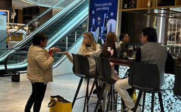 Exhiben a familia tratando como ‘esclava’ a empleda doméstica en plaza comercial