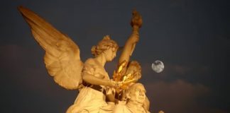¿Qué es la microluna?; el evento astronómico que será visible en la Luna de Flores 2025