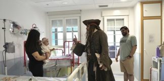Johnny Depp visita a pacientes de un hospital infantil en Madrid; se disfraza de Jack Sparrow