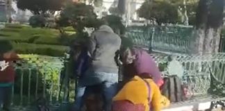 Mujer indígena da a luz en un parque en Chiapas; le niegan la atención en hospital y la regresan a su casa