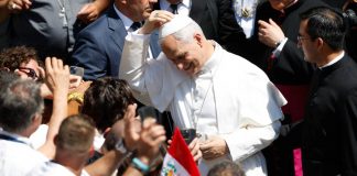 Captan en video momento en que arrojan objeto a la cabeza del Papa León XIV