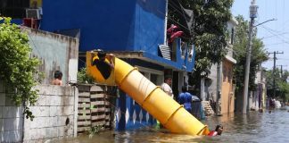 Desde voleibol acuático hasta tobogán, así se divierten los niños tampiqueños tras inundaciones