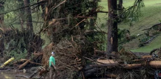 Número de muertos por inundaciones en Texas se eleva a 78; rescatistas buscan a desaparecidos