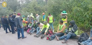 Camioneta cae a un barranco en Álvaro Obregón; SSC auxilia a 18 personas