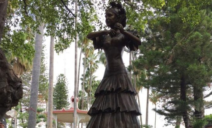Y ESTATUA