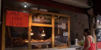 Detectan salsas contaminadas con bacterias fecales en puestos de comida de CDMX