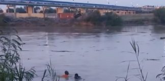 ¡Por diversión! Arriesgan su vida padre e hijo al lanzarse a la creciente del Río Bravo en Piedras Negras
