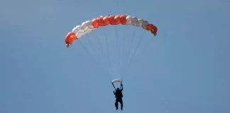 Se rompe el cable del parachute y turista queda volando en Puerto Vallarta
