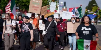 Protesta contra ICE en puente de Ohio termina en violencia: policías golpean a manifestante; VIDEO