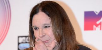 Texas honra a Ozzy Osbourne pese a que orinó en el monumento a los héroes caídos