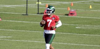 El mariscal de campo de los Jets, Justin Fields, sufre una lesión en el dedo del pie derecho durante el campamento de entrenamiento.