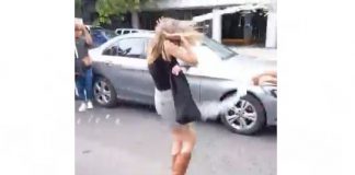 VIDEO Aplazan audiencia de Ximena Pichel ‘Lady Racista’ por discriminación; integrantes de colectivo la agreden al salir lanzándole refrescos