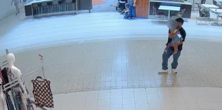 Un video escalofriante muestra el presunto secuestro de un niño pequeño en el centro comercial Fair Oaks