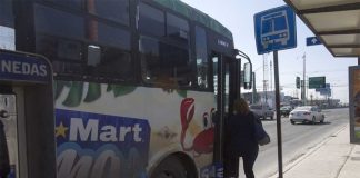 Evidencian a chofer del transporte público que casi prensa a pasajera en Oaxaca