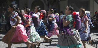 Más de 600 mujeres corren con tortillas en Tehuacán, Puebla, para honrar sus raíces