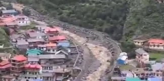 Un gigantesco aluvión arrasa una aldea en el norte de la India, destruyendo viviendas y un hotel