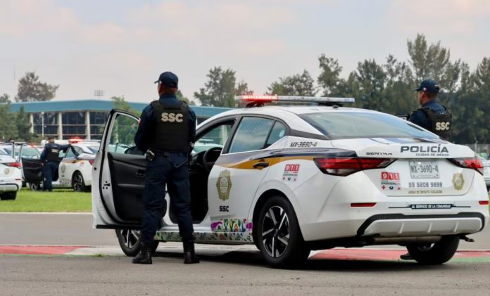 Policías-de-la-SSC-son-captados-realizándose-tocamientos-abordo-de-una-patrulla-ya-son-investigados-El-Universal-05-08-2025_04_17_PM