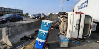 Repartidor de tortillas vuelca tras cerrón en carretera a Laredo en Apodaca, NL