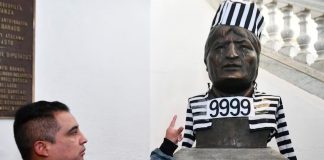 Diputado viste de reo al busto de Evo Morales en la Asamblea Legislativa de Bolivia; exmandatario “tiene sus días contados”, dice