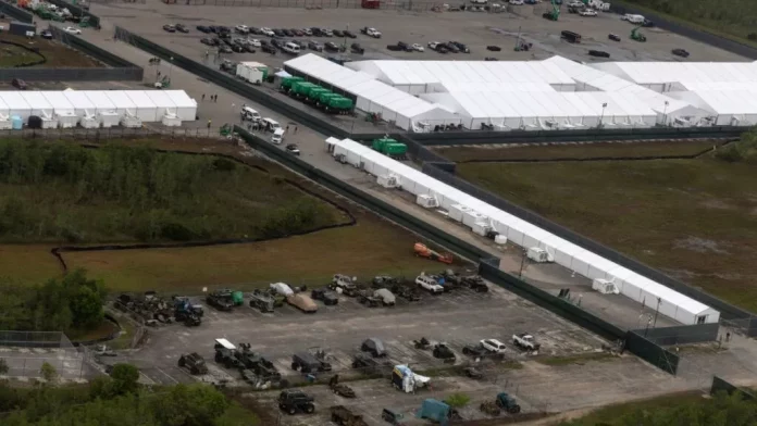 el-nuevo-centro-de-detencion-para-migrantes-alligator-alcatraz-solo-es-un-espectaculo-del-miedo-020910-1024x576