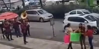 Mujer celebra su divorcio con banda sinaloense y carteles en juzgados de Toluca