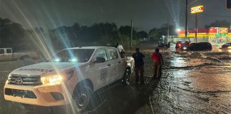Tormenta eléctrica deja siete vehículos varados y calles anegadas en Victoria, Tamaulipas