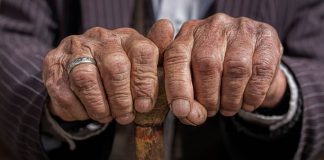 ¡Indignante! Mujer asaltó a golpes a abuelito de 76 años en Iztapalapa, ya fue detenida
