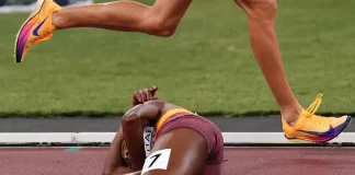 Dolorosa caída de Peruth Chemutai; salió en camilla