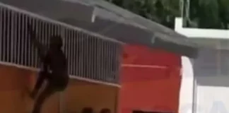Mujer alterada irrumpe en secundaria y genera pánico en San Luis Potosí | VIDEO