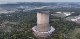 Torre de enfriamiento nuclear de Tennessee reducida a escombros en implosión controlada