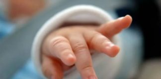 Muere bebé de dos meses al quedar ‘aplastado entre sus papás’ mientras dormían; estaban de vacaciones en Grecia