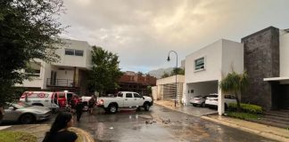 Se derrumba barda tras lluvias en Monterrey; familia sale lesionada, entre ellos un bebé
