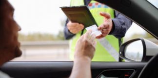 Texas dejará de emitir licencias de conducir comerciales a algunos migrantes, incluido beneficiarios del DACA