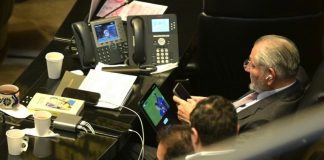 Captan a Adán Augusto viendo el partido Barcelona vs PSG durante horario laboral en el Senado