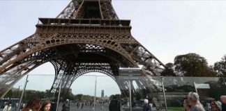 Cierran la Torre Eiffel mientras se celebran huelgas nacionales en toda Francia contra la austeridad