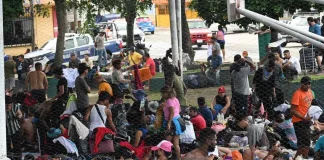 Caravana de migrantes llega a Huixtla; algunos presentan deshidratación