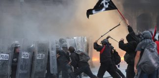 Marcha por 2 de Octubre deja fuertes enfrentamientos en el Zócalo