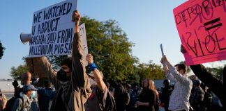 Arrecian las protestas promigrantes en Chicago con la presencia de Kristi Noem, secretaria de Seguridad