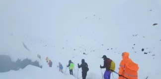 A salvo, 350 excursionistas de casi mil atrapados por ventisca en el Everest