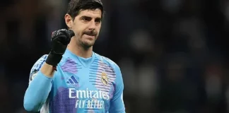 Courtois intenta atrapar una rata en pleno partido