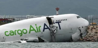 Avión termina en el mar tras salirse de la pista del Aeropuerto Internacional de Hong Kong