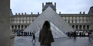 Museo de Louvre defiende la calidad de las vitrinas rotas en el robo de joyas
