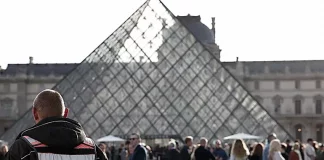 El Louvre reabre tras robo de joyas; Macron pide acelerar refuerzo de seguridad