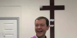 Aunque le pongas Matthew, se le nota el nopal en la frente: padre en bautizo | VIDEO